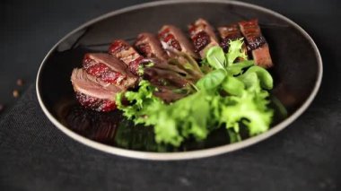 Ördek göğsü dilimleri kümes hayvanları eti ana yemek lezzetli aperatif taze gurme yemek arkaplan masa kırsal gıda üst görünüm fotokopi uzay pazarlama konsepti fotoğraf