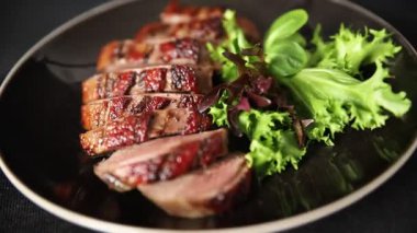 Ördek göğsü dilimleri kümes hayvanları eti ana yemek lezzetli aperatif taze gurme yemek arkaplan masa kırsal gıda üst görünüm fotokopi uzay pazarlama konsepti fotoğraf