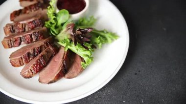 Ördek göğsü dilimleri kümes hayvanları eti ana yemek lezzetli aperatif taze gurme yemek arkaplan masa kırsal gıda üst görünüm fotokopi uzay pazarlama konsepti fotoğraf