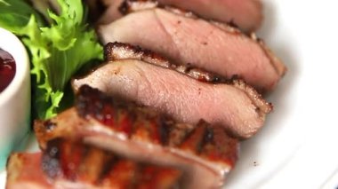 Ördek göğsü dilimleri kümes hayvanları eti ana yemek lezzetli aperatif taze gurme yemek arkaplan masa kırsal gıda üst görünüm fotokopi uzay pazarlama konsepti fotoğraf