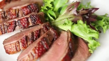 Ördek göğsü dilimleri kümes hayvanları eti ana yemek lezzetli aperatif taze gurme yemek arkaplan masa kırsal gıda üst görünüm fotokopi uzay pazarlama konsepti fotoğraf