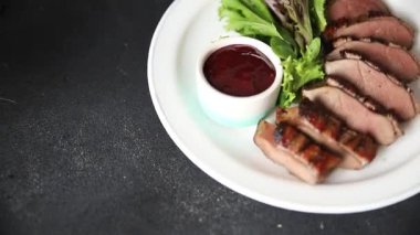 Ördek göğsü dilimleri kümes hayvanları eti ana yemek lezzetli aperatif taze gurme yemek arkaplan masa kırsal gıda üst görünüm fotokopi uzay pazarlama konsepti fotoğraf