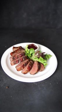 Ördek göğsü dilimleri kümes hayvanları eti ana yemek lezzetli aperatif taze gurme yemek arkaplan masa kırsal gıda üst görünüm fotokopi uzay pazarlama konsepti fotoğraf