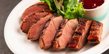 Ördek göğsü ana yemeği kümes hayvanları eti lezzetli aperatif taze gurme yemek arkaplan masa rustik gıda üst görünüm fotokopi uzay pazarlama konsepti fotoğraf