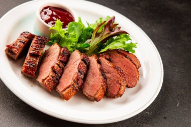 Ördek göğsü ana yemeği kümes hayvanları eti lezzetli aperatif taze gurme yemek arkaplan masa rustik gıda üst görünüm fotokopi uzay pazarlama konsepti fotoğraf