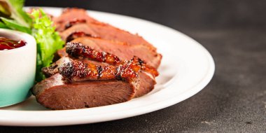 Ördek göğsü ana yemeği kümes hayvanları eti lezzetli aperatif taze gurme yemek arkaplan masa rustik gıda üst görünüm fotokopi uzay pazarlama konsepti fotoğraf