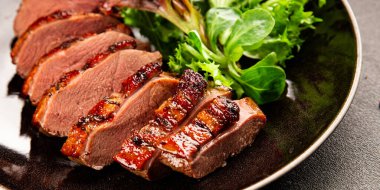 Ördek göğsü ana yemeği kümes hayvanları eti lezzetli aperatif taze gurme yemek arkaplan masa rustik gıda üst görünüm fotokopi uzay pazarlama konsepti fotoğraf