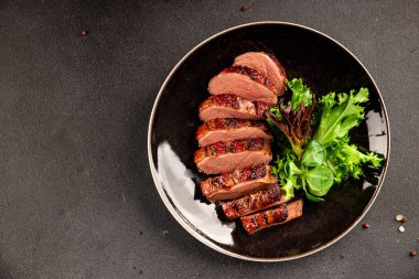 Ördek göğsü ana yemeği kümes hayvanları eti lezzetli aperatif taze gurme yemek arkaplan masa rustik gıda üst görünüm fotokopi uzay pazarlama konsepti fotoğraf