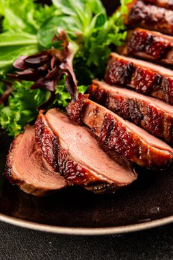 Ördek göğsü ana yemeği kümes hayvanları eti lezzetli aperatif taze gurme yemek arkaplan masa rustik gıda üst görünüm fotokopi uzay pazarlama konsepti fotoğraf