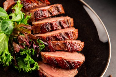 Ördek göğsü ana yemeği kümes hayvanları eti lezzetli aperatif taze gurme yemek arkaplan masa rustik gıda üst görünüm fotokopi uzay pazarlama konsepti fotoğraf