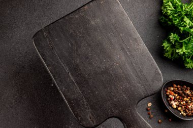 Yiyecek için ahşap kesme tahtası boş arkaplan baharatları ve otlar masadaki taze gurme yemek arkaplanı kırsal yiyecek üst görünüm kopyalama alanı