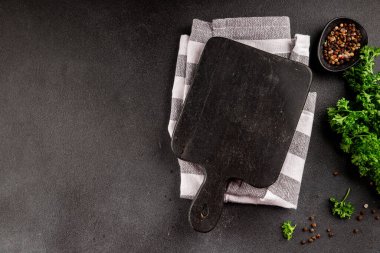 Yiyecek için ahşap kesme tahtası boş arkaplan baharatları ve otlar masadaki taze gurme yemek arkaplanı kırsal yiyecek üst görünüm kopyalama alanı