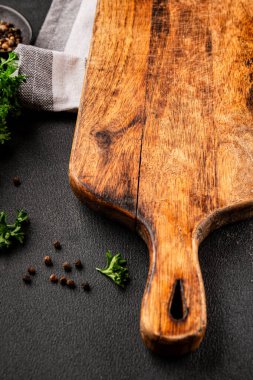 Yiyecek için ahşap kesme tahtası boş arkaplan baharatları ve otlar masadaki taze gurme yemek arkaplanı kırsal yiyecek üst görünüm kopyalama alanı