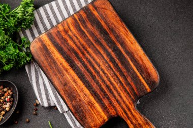 Yiyecek için ahşap kesme tahtası boş arkaplan baharatları ve otlar masadaki taze gurme yemek arkaplanı kırsal yiyecek üst görünüm kopyalama alanı