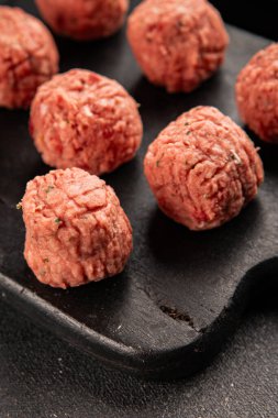 Köfteler çiğ domuz eti, sığır eti ya da tavuk yemeği aperatifler lezzetli lezzetli gurme yemek arkaplan masa üzerinde rustik gıda üst görünüm fotokopi alanı keto ve paleo diyeti