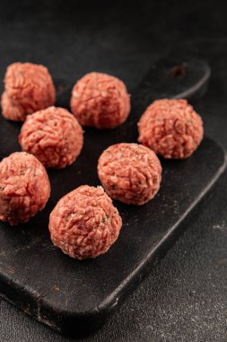 Köfteler çiğ domuz eti, sığır eti ya da tavuk yemeği aperatifler lezzetli lezzetli gurme yemek arkaplan masa üzerinde rustik gıda üst görünüm fotokopi alanı keto ve paleo diyeti