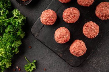 Köfteler çiğ domuz eti, sığır eti ya da tavuk yemeği aperatifler lezzetli lezzetli gurme yemek arkaplan masa üzerinde rustik gıda üst görünüm fotokopi alanı keto ve paleo diyeti