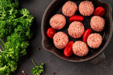 Köfteler çiğ domuz eti, sığır eti ya da tavuk yemeği aperatifler lezzetli lezzetli gurme yemek arkaplan masa üzerinde rustik gıda üst görünüm fotokopi alanı keto ve paleo diyeti