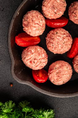 Köfteler çiğ domuz eti, sığır eti ya da tavuk yemeği aperatifler lezzetli lezzetli gurme yemek arkaplan masa üzerinde rustik gıda üst görünüm fotokopi alanı keto ve paleo diyeti