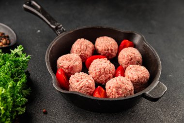 Köfteler çiğ domuz eti, sığır eti ya da tavuk yemeği aperatifler lezzetli lezzetli gurme yemek arkaplan masa üzerinde rustik gıda üst görünüm fotokopi alanı keto ve paleo diyeti
