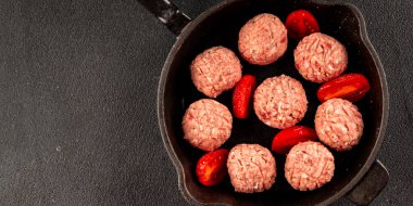 Köfteler çiğ domuz eti, sığır eti ya da tavuk yemeği aperatifler lezzetli lezzetli gurme yemek arkaplan masa üzerinde rustik gıda üst görünüm fotokopi alanı keto ve paleo diyeti