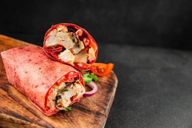 Shawarma dürümü tavuk ve sebzeler pembe lavaş donör kebap lezzetli aperatif taze gurme yemek arkaplan masa rustik gıda üst görünüm fotokopi alanı karanlık arka plan pazarlama konsepti fotoğraf