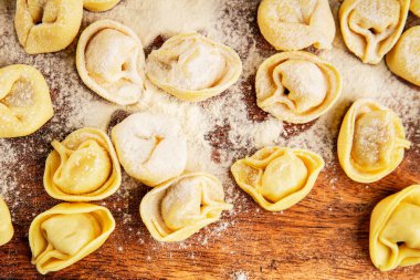 Çiğ ravioli makarna pişirme unu ve hamur masanın üzerinde lezzetli çerez lezzetli gurme yemek arkaplanı rustik yemekler üst görünüm alanı