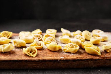 Çiğ ravioli makarna pişirme unu ve hamur masanın üzerinde lezzetli çerez lezzetli gurme yemek arkaplanı rustik yemekler üst görünüm alanı