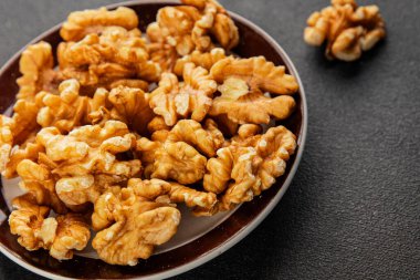 Ceviz çekirdekleri soyulmuş ceviz kabukları lezzetli çerezler lezzetli gurme yemek arka planı masaya sade yemekler fotokopi alanı keto ve paleo diyet vejetaryen ve vejetaryen yiyecekler