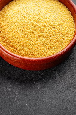 Kuskus pişirme aletleri lezzetli aperatif taze gurme yemek arka planı masadaki rustik yiyecekler fotokopi alanı keto ve paleo diyet vejetaryen ve vejetaryen gıda pazarlama konsepti fotoğraf