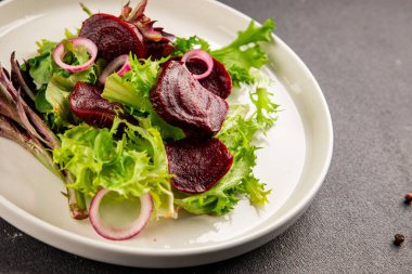 Pancar salatası doğal sebzeler, yeşil yaprak salatası, soğan aromalı lezzetli gurme yemek arkaplanı masa rustik yemekler üst görünüm fotokopi alanı keto ve paleo diyet vejetaryen ve vejetaryen pazarlama konsepti fotoğraf
