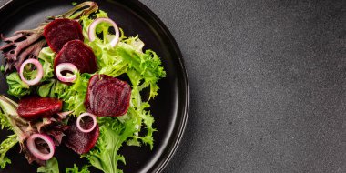 Pancar salatası doğal sebzeler, yeşil yaprak salatası, soğan aromalı lezzetli gurme yemek arkaplanı masa rustik yemekler üst görünüm fotokopi alanı keto ve paleo diyet vejetaryen ve vejetaryen pazarlama konsepti fotoğraf