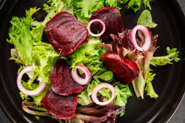 Pancar salatası doğal sebzeler, yeşil yaprak salatası, soğan aromalı lezzetli gurme yemek arkaplanı masa rustik yemekler üst görünüm fotokopi alanı keto ve paleo diyet vejetaryen ve vejetaryen pazarlama konsepti fotoğraf