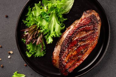 Ördek göğsü kızartılmış kümes hayvanları ana yemek lezzetli aperatif taze gurme yemek arkaplan masa üzerinde rustik gıda üst görünüm fotokopi uzay pazarlama konsepti fotoğraf