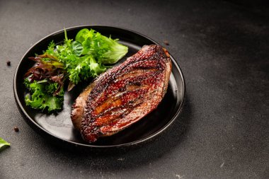 Ördek göğsü kızartılmış kümes hayvanları ana yemek lezzetli aperatif taze gurme yemek arkaplan masa üzerinde rustik gıda üst görünüm fotokopi uzay pazarlama konsepti fotoğraf