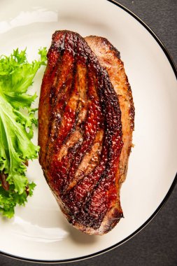 Ördek göğsü kızartılmış kümes hayvanları ana yemek lezzetli aperatif taze gurme yemek arkaplan masa üzerinde rustik gıda üst görünüm fotokopi uzay pazarlama konsepti fotoğraf