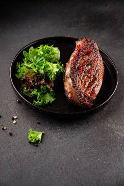 Ördek göğsü kızartılmış kümes hayvanları ana yemek lezzetli aperatif taze gurme yemek arkaplan masa üzerinde rustik gıda üst görünüm fotokopi uzay pazarlama konsepti fotoğraf