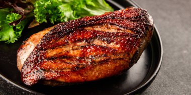 Ördek göğsü kızartılmış kümes hayvanları ana yemek lezzetli aperatif taze gurme yemek arkaplan masa üzerinde rustik gıda üst görünüm fotokopi uzay pazarlama konsepti fotoğraf