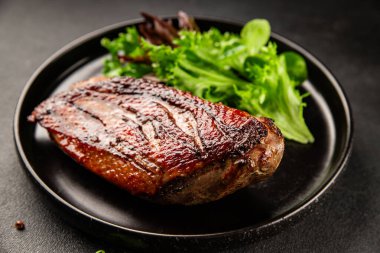 Ördek göğsü kızartılmış kümes hayvanları ana yemek lezzetli aperatif taze gurme yemek arkaplan masa üzerinde rustik gıda üst görünüm fotokopi uzay pazarlama konsepti fotoğraf