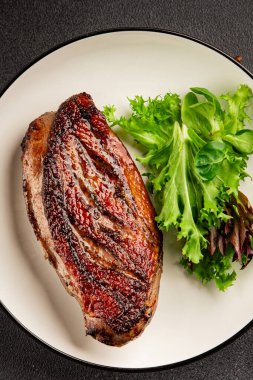 Ördek göğsü kızartılmış kümes hayvanları ana yemek lezzetli aperatif taze gurme yemek arkaplan masa üzerinde rustik gıda üst görünüm fotokopi uzay pazarlama konsepti fotoğraf