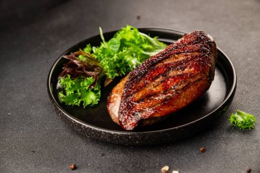 Ördek göğsü kızartılmış kümes hayvanları ana yemek lezzetli aperatif taze gurme yemek arkaplan masa üzerinde rustik gıda üst görünüm fotokopi uzay pazarlama konsepti fotoğraf