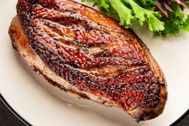 Ördek göğsü kızartılmış kümes hayvanları ana yemek lezzetli aperatif taze gurme yemek arkaplan masa üzerinde rustik gıda üst görünüm fotokopi uzay pazarlama konsepti fotoğraf