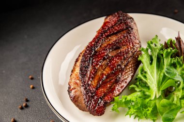 Ördek göğsü kızartılmış kümes hayvanları ana yemek lezzetli aperatif taze gurme yemek arkaplan masa üzerinde rustik gıda üst görünüm fotokopi uzay pazarlama konsepti fotoğraf