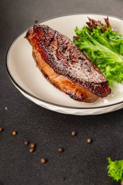 Ördek göğsü kızartılmış kümes hayvanları ana yemek lezzetli aperatif taze gurme yemek arkaplan masa üzerinde rustik gıda üst görünüm fotokopi uzay pazarlama konsepti fotoğraf