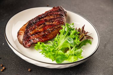 Ördek göğsü kızartılmış kümes hayvanları ana yemek lezzetli aperatif taze gurme yemek arkaplan masa üzerinde rustik gıda üst görünüm fotokopi uzay pazarlama konsepti fotoğraf