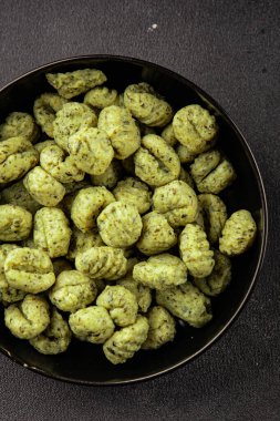 Ispanak aromalı Gnocchi taze gurme yemek arkaplanı masanın üstünde rustik yemekler fotokopi alanı vejetaryen ve vejetaryen gıda pazarlama konsepti fotoğrafı