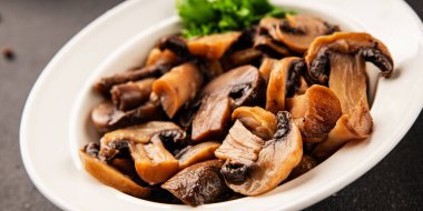 Champignon mantarları lezzetli atıştırmalıklar yemeye hazır taze gurme yemek arkaplanı masanın üstünde rustik yemek fotokopi alanı keto ve paleo diyet vejetaryen ve vejetaryen gıda pazarlama konsepti fotoğrafı