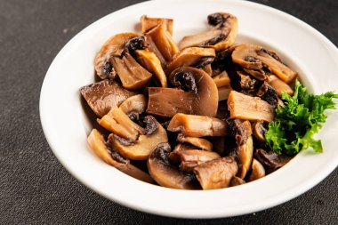 Champignon mantarları lezzetli atıştırmalıklar yemeye hazır taze gurme yemek arkaplanı masanın üstünde rustik yemek fotokopi alanı keto ve paleo diyet vejetaryen ve vejetaryen gıda pazarlama konsepti fotoğrafı