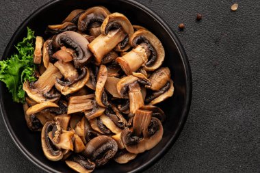 Champignon mantarları lezzetli atıştırmalıklar yemeye hazır taze gurme yemek arkaplanı masanın üstünde rustik yemek fotokopi alanı keto ve paleo diyet vejetaryen ve vejetaryen gıda pazarlama konsepti fotoğrafı