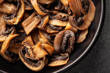 Champignon mantarları lezzetli atıştırmalıklar yemeye hazır taze gurme yemek arkaplanı masanın üstünde rustik yemek fotokopi alanı keto ve paleo diyet vejetaryen ve vejetaryen gıda pazarlama konsepti fotoğrafı